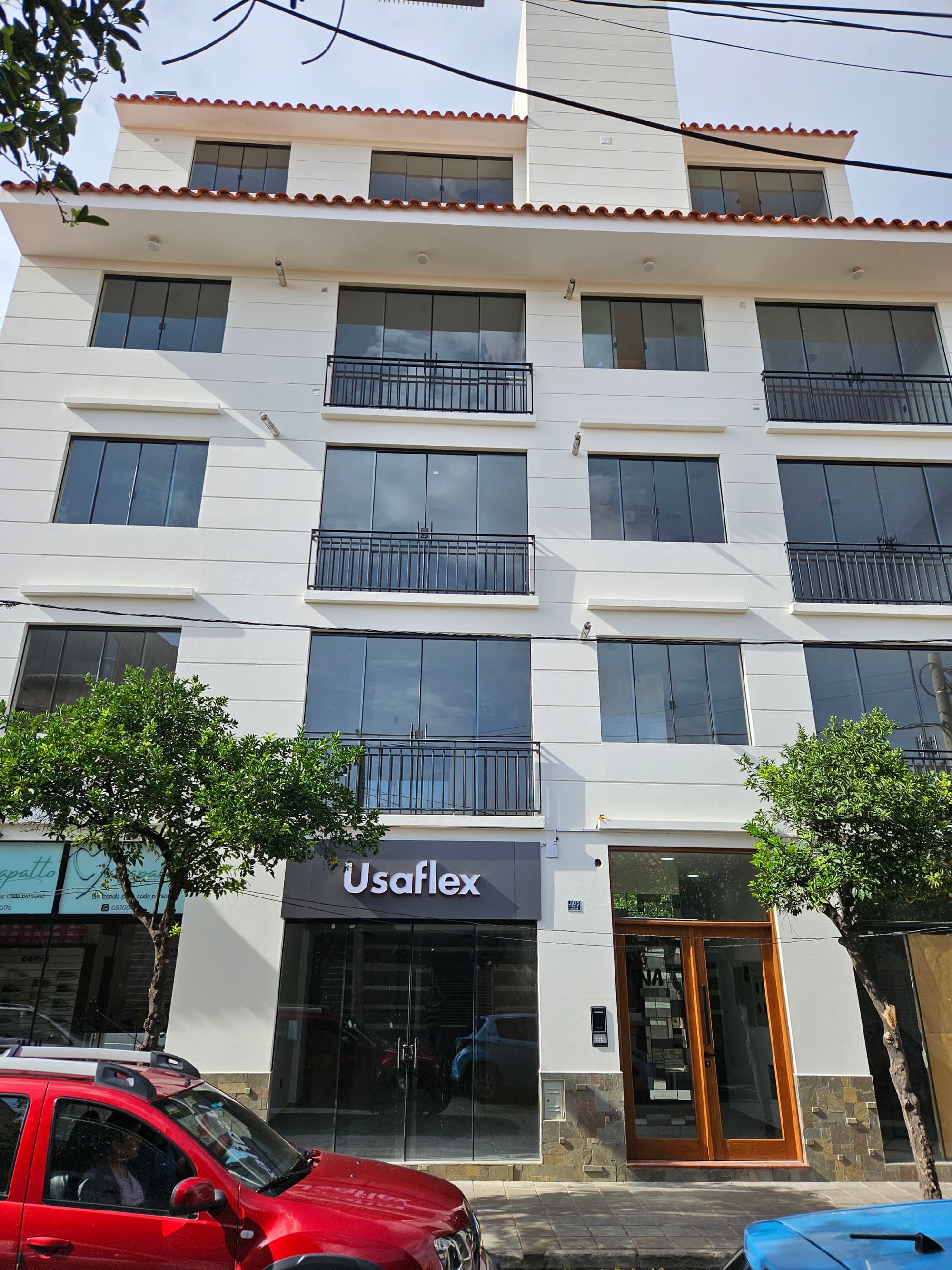 Fachada del Edificio Verona en contrapicado, cinco niveles con balcones