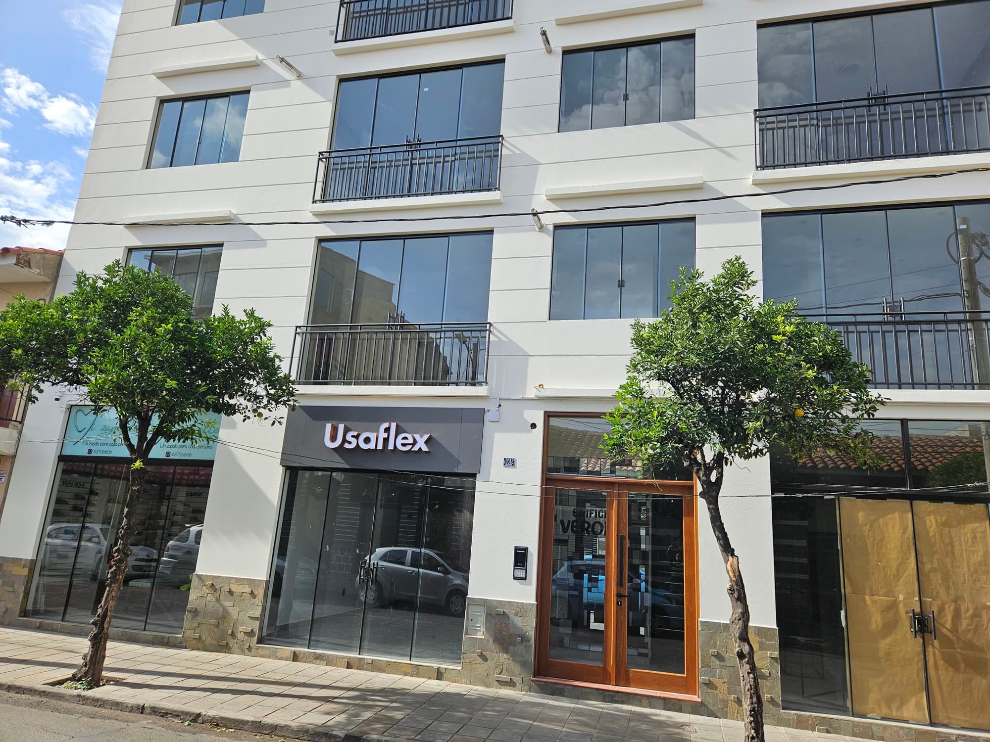 Planta baja comercial del Edificio Verona con vidrieras y puerta de acceso