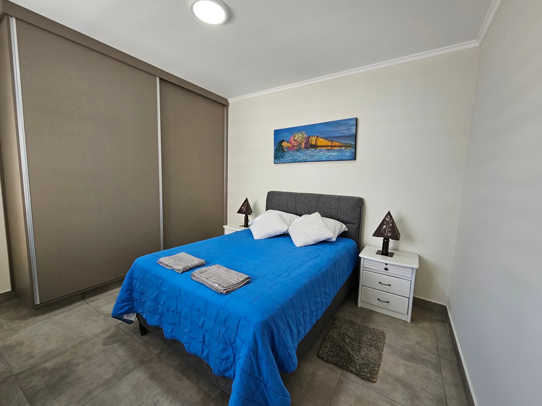 Dormitorio principal con cama de dos plazas y placard corredizo