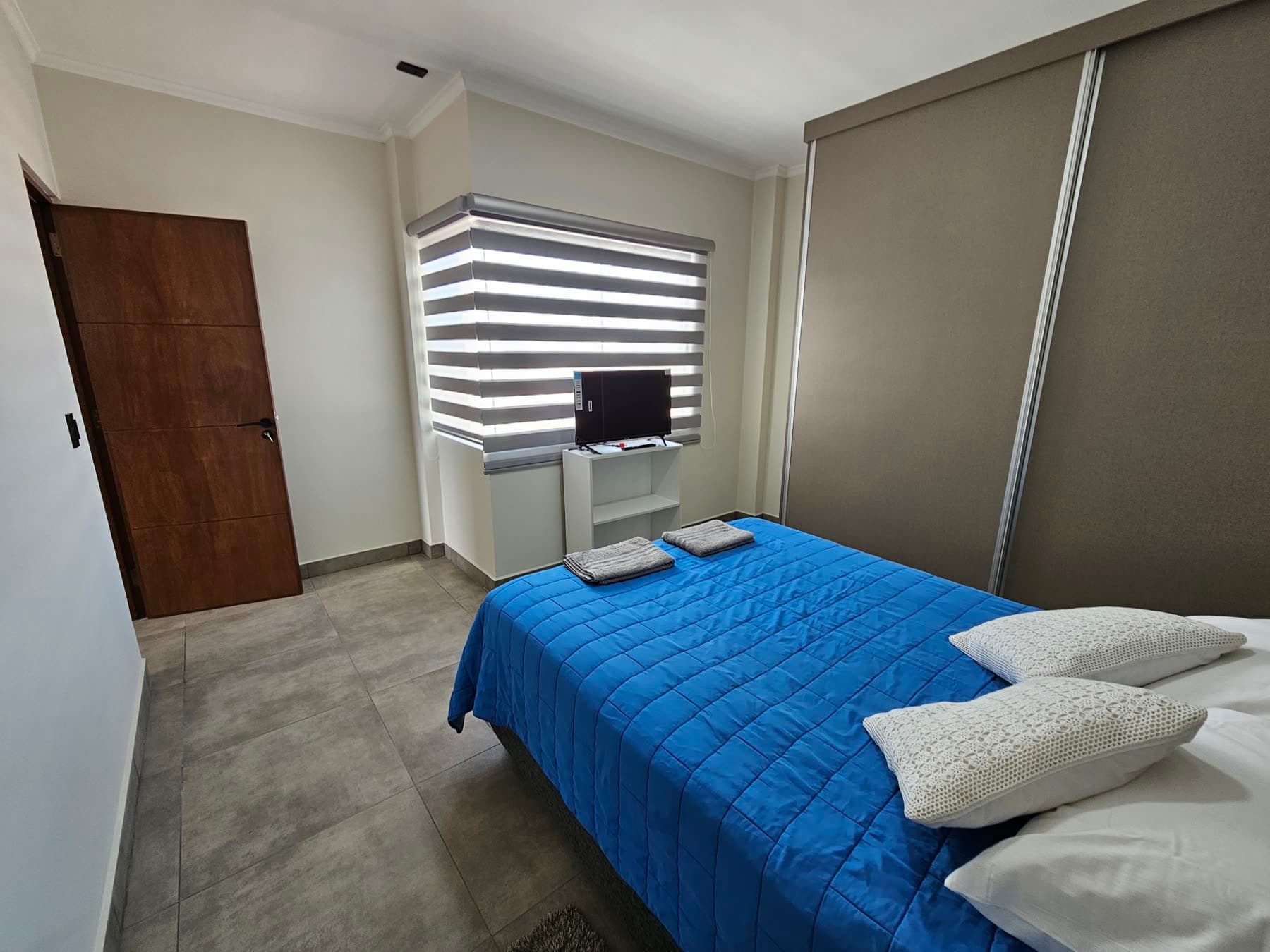 Dormitorio principal desde el otro ángulo, con ventana y cortina zebra