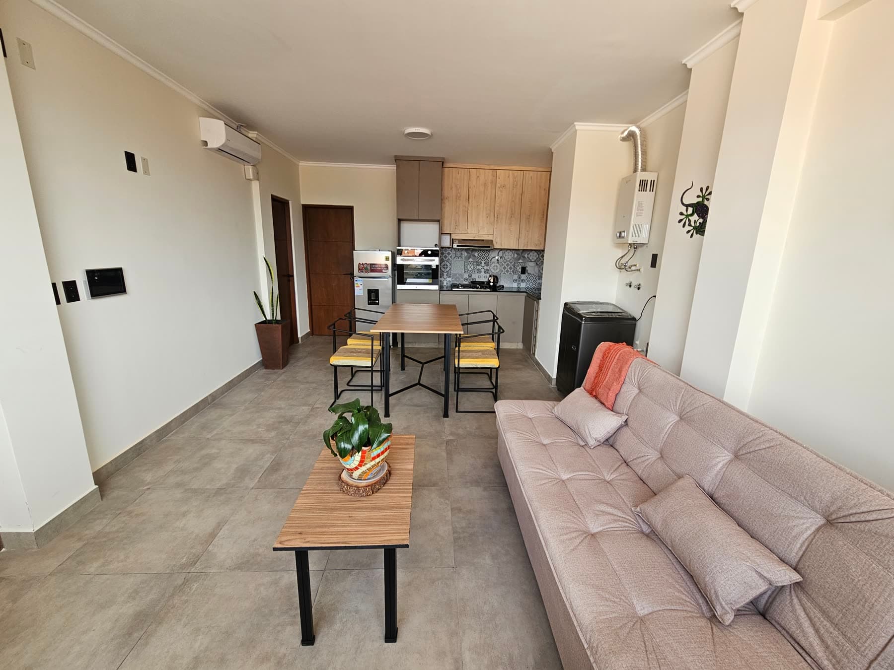 Living-comedor de un departamento del 5to piso, con la cocina integrada al fondo